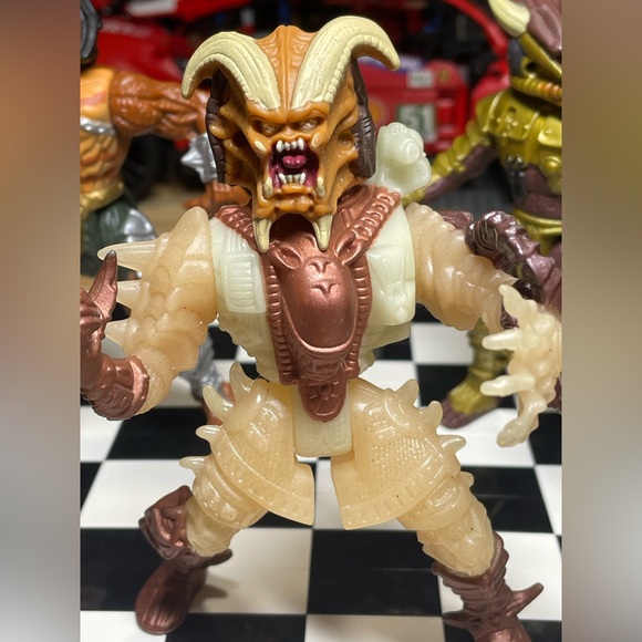 Kenner Predators (3) - Picture 6 of 8